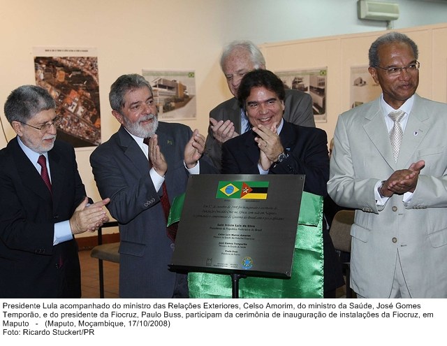 Presidente Lula, os ministros Celso Amorim, José Gomes e do presidente da Fiocruz, Paulo Buss, na cerimônia de inauguração de instalação da Fiocruz.