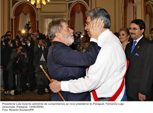 Presidente Lula durante cerimônia de cumprimento ao novo presidente do Paraguai, Fernando Lugo.