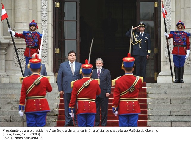 Presidente Lula e o presidente Alan Garcia, durante cerimônia oficial de chegada ao Palácio do Governo.