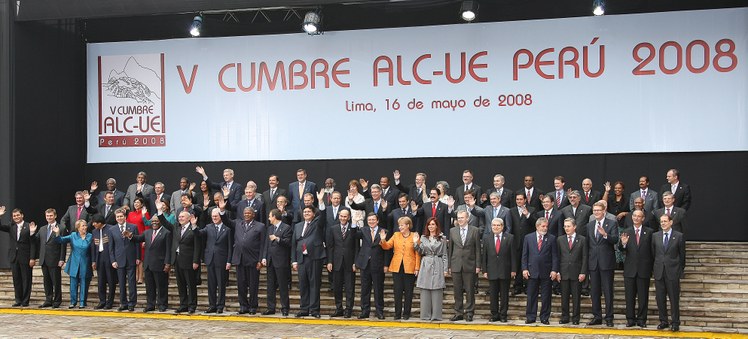 Presidente Lula na foto oficial com Chefes de Estado e de Governo da 5ª Cúpula da América Latina e Caribe - União Européia.