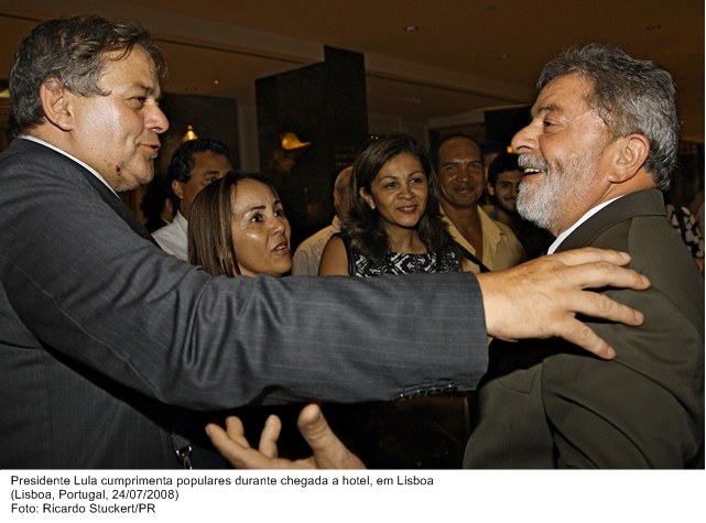 Presidente Lula cumprimenta populares durante chegada ao hotel em Lisboa.
