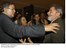 Presidente Lula cumprimenta populares durante chegada ao hotel em Lisboa.