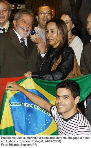 Presidente Lula cumprimenta populares durante chegada ao hotel em Lisboa.