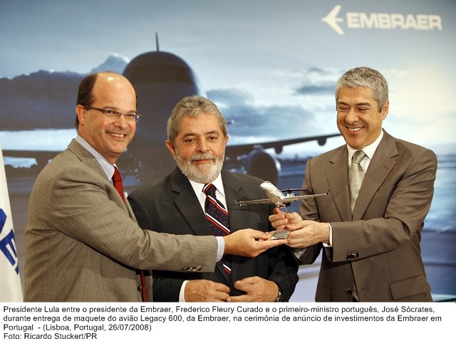 Presidente Lula, o presidente da Embraer, Frederico F. Curado, e o primeiro-ministro portugês, José Sócrates, no anúncio de investimentos da Embraer em Portugal.