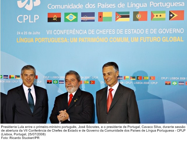Presidente Lula, o primeiro-ministro português, José Sócrates e o presidente de Portugal, Cavaco Silva, na sessão de abertura da CPLP.