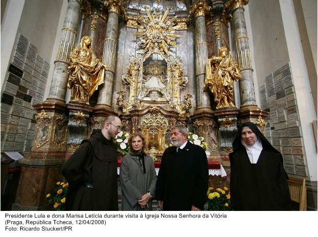 Presidente Lula e dona Marisa Letícia durante visita a Igreja Nossa Senhora da Vitória.