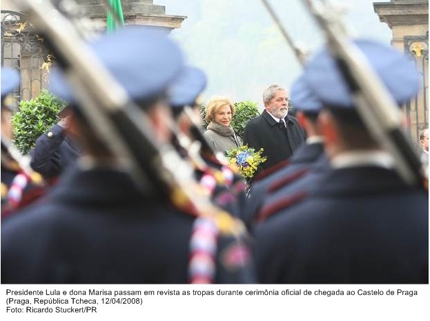 Presidente Lula e dona Marisa passam em revista as tropas durante cerimônia oficial de chegada ao Castelo de Praga.