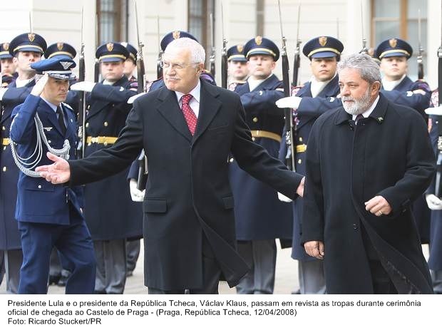 Presidente Lula e o presidente da República Tcheca, Václav Klaus, passam em revista as tropas.