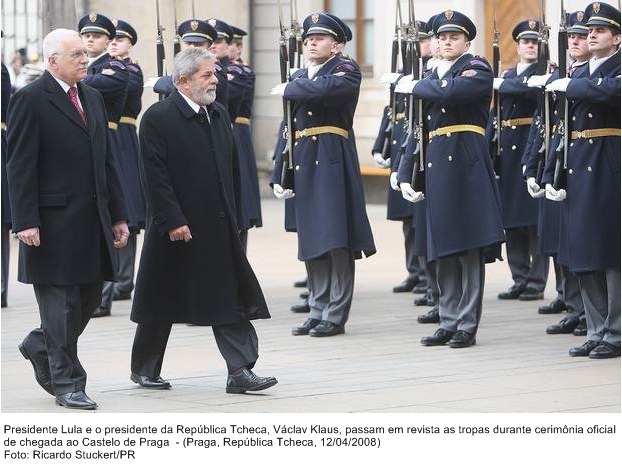 Presidente Lula e o presidente da República Tcheca, Václav Klauss, passam em revista as tropas.