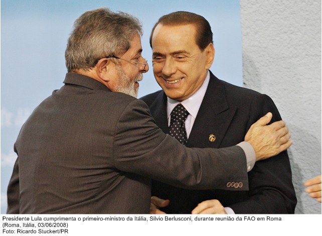 Presidente Lula cumprimenta o primeiro-ministro da Itália, Silvio Berlusconi, durante reunião da FAO em Roma.
