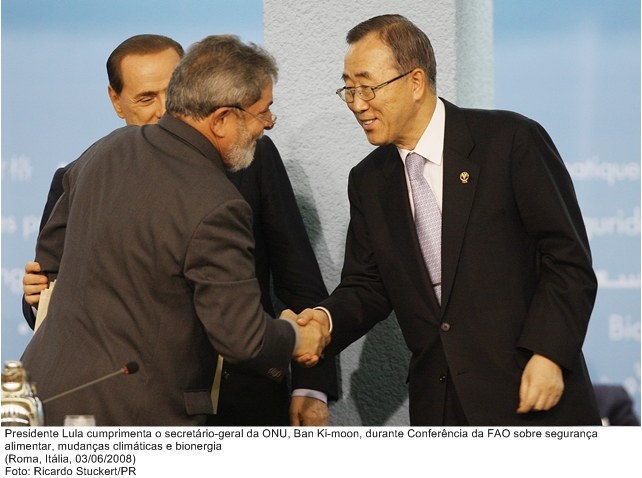 Presidente Lula cumprimenta o secretário-geral daONU, Ban Ki-moon, durante Conferência da FAO sobre segurança alimentar.