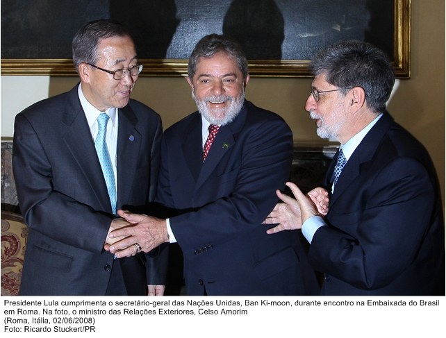 Presidente Lula cumprimenta o secretário-geral das Nações Unidas, Ban Ki-moon, na embaixada do Brasil e Roma.