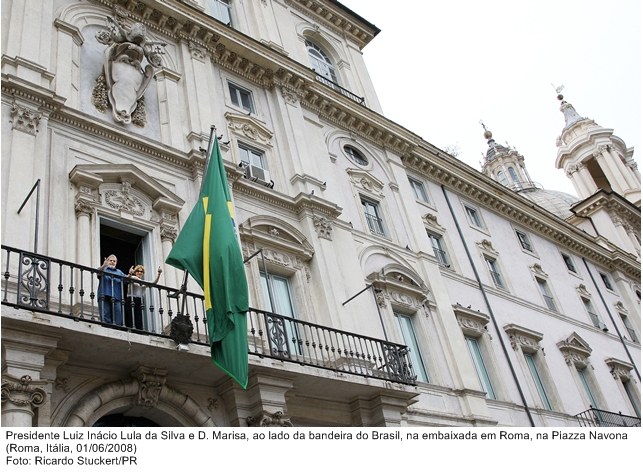Presidente Lula e dona Marisa na embaixada do Brasil, em Roma.