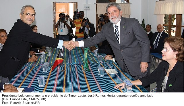 Presidente Lula cumprimenta o presidente do Timor Leste, José Ramos-Horta, durante reunião ampliada.