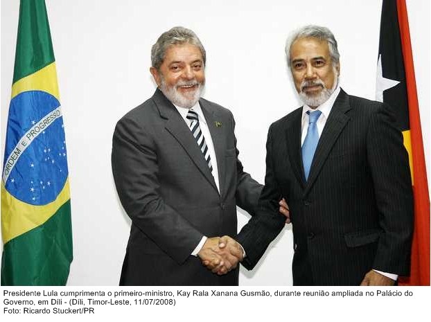 Presidente Lula cumprimenta o primeiro-ministro, Kay Rala Xanana Gusmão, durante reunião ampliada no Palácio do Governo.