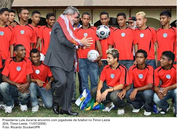 Presidente Lula durante encontro com jogadores de futebol do Timor-Leste.