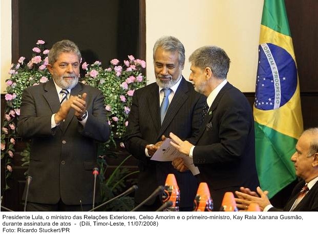 Presidente Lula, o ministro Celso Amorim, e o primeriro-ministro Kay R. Xanana Gusmão, durante assinatura de atos.