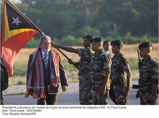Presidente Lula passa em revista as tropas durante cerimônia de chegada a Dili, no Timor-Leste.