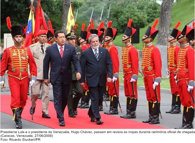 Presidente Lula e o presidente da Venezuela, Hugo Cháves, passam em revista as tropas na cerimônia oficial de chegada.