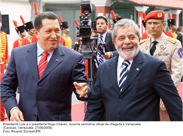 Presidente Lula e o presidente, Hugo Cháves, durante cerimônia oficial de chegada à Venezuela.