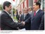 Presidente Lula observa Hugo Cháves cumprimentar o presidente da Petrobrás, Sérgio Gabrielli, na chegada à Venezuela.