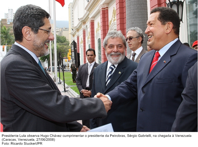 Presidente Lula observa Hugo Cháves cumprimentar o presidente da Petrobrás, Sérgio Gabrielli, na chegada à Venezuela.