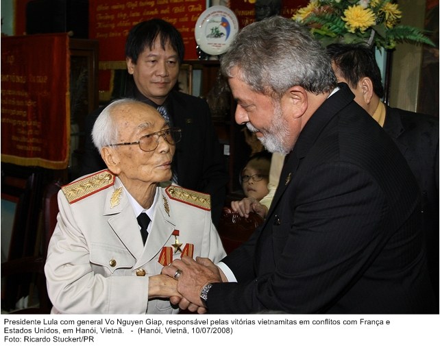 Presidente Lula com o general Vo Nguyen Giap, responsável pelas vitórias vietnamitas em conflitos com a França e EUA.
