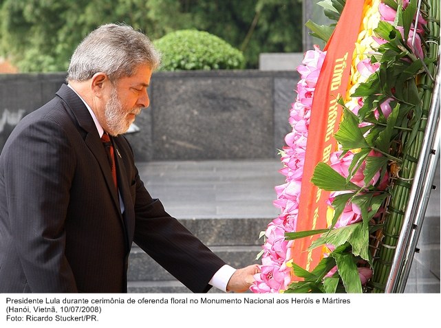 Presidente Lula durante cerimônia de oferenda floral no munumento nacional ao heróis e mártires.