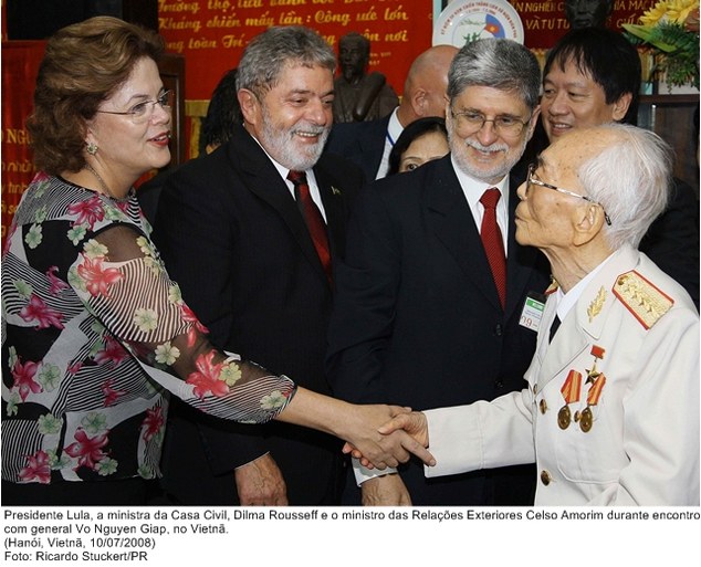Presiente Lula, a ministra Dilma Rousseff, e o ministro Celso Amorim, durante encontro com o general Vo Nguyen Giap.