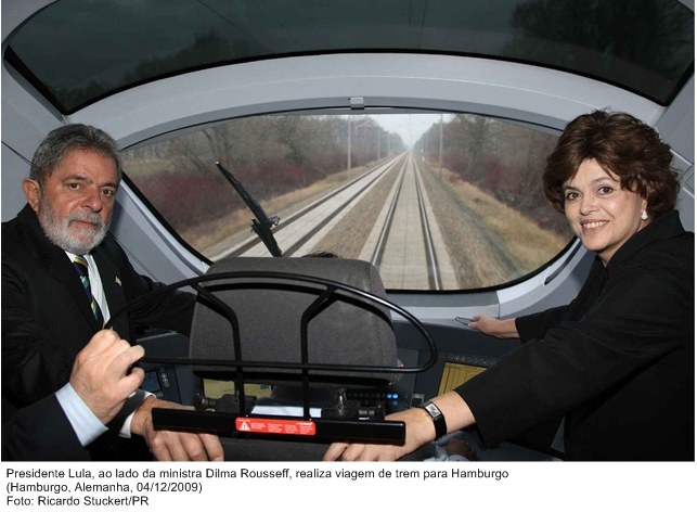 Presidente Lula, ao lado da ministra Dilma Rousseff, realiza viagem de trem para Hamburgo.