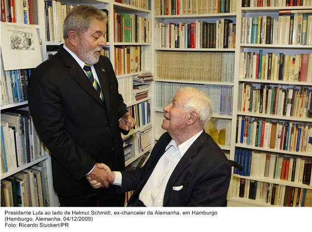 Presidente Lula ao lado de Helmut Schmidt, ex-chanceler da Alemanha, e Hamburgo.