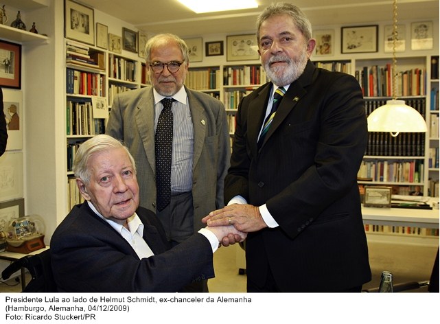Presidente Lula ao lado de Helmut Schmidt, ex-chanceler da Alemanha.