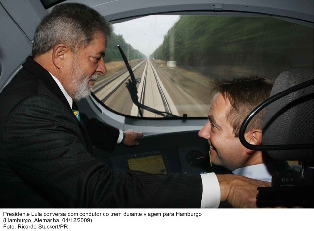 Presidente Lula conversa com o condutor de trem durante viagem para Hamburgo.