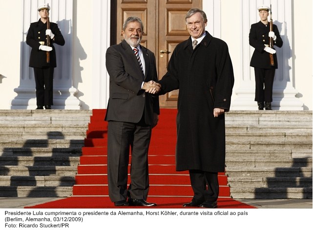 Presidente Lula cumprimenta o presidente da Alemanha, Horst Köhler durante visita oficial ao país.