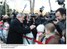 Presidente Lula cumprimenta populares em Berlim, Alemanha.