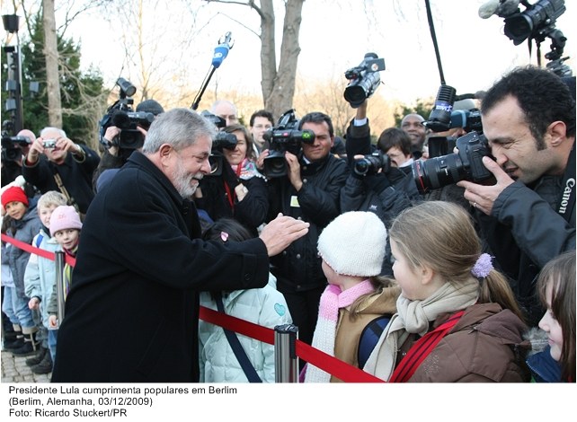 Presidente Lula cumprimenta populares em Berlim, Alemanha.