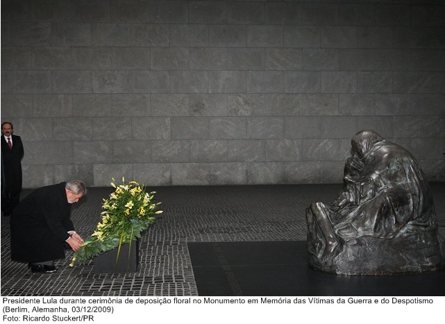 Presidente Lula durante cerimônia de deposição floral no Monumento em Memória das Vítimas da Guerra e do Despotismo.