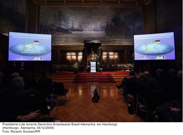 Presidente Lula durante Seminário Empresarial Brasil-Alemanha, em Hamburgo.