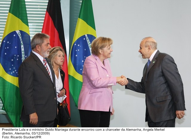 Presidente Lula e o ministro Guido Mantega durante encontro com a chanceler da Alemanha, Angela Merkel.