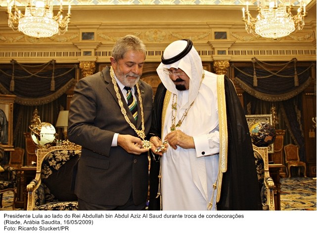 Presidente Lula ao lado do Rei Abdullah Bin Abdul Aziz al Saud durante troca de condecorações.
