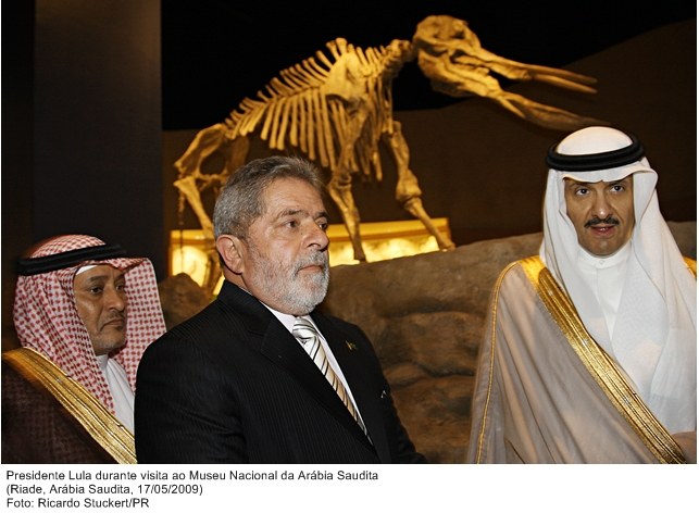 Presidente Lula durante visita ao Museu Nacional da Arábia Saudita.