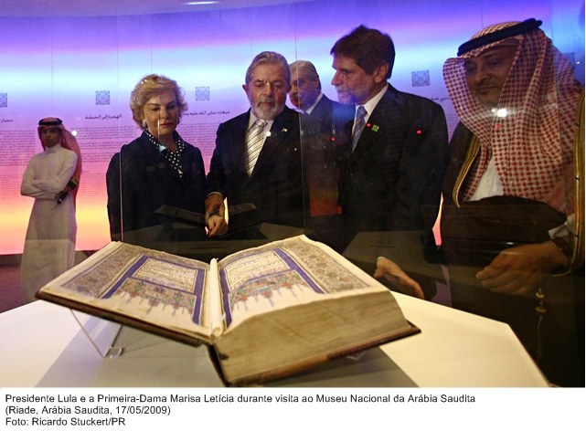 Presidente Lula e a primeira-dama, Marisa Letícia,  durante visita  ao Museu Nacional da Arábia Saudita.