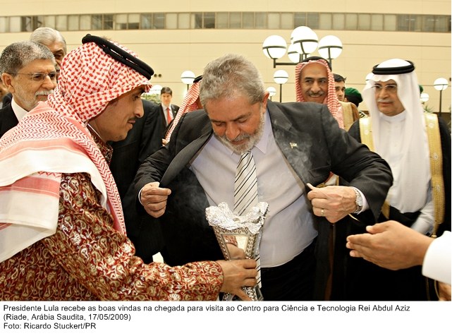 Presidente Lula recebe as boas vindas na chegada para visita ao Centro para Ciência e Tecnologia Rei Abdul Aziz.