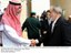Presidente Lula recebe os cumprimentos na chegada para o café da manhã com lideranças econômicas sauditas.