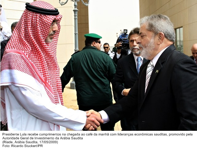 Presidente Lula recebe os cumprimentos na chegada para o café da manhã com lideranças econômicas sauditas.