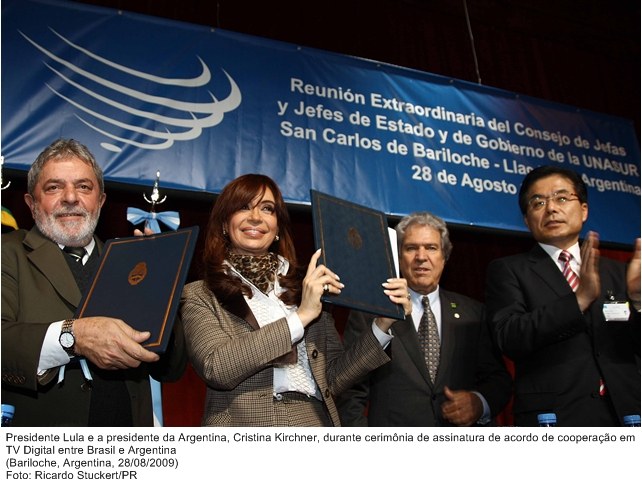 Presidente Lula e a presidente da Argentina, Cristina Kirchner, durante cerimônia de assinatura de acordos de cooperação em TV Digital.