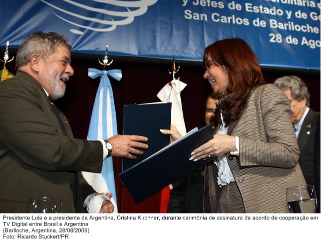 Presidente Lula e a presidente da Argentina, Cristina Kirchner, durante cerimônia de assinatura de acordos de cooperação em TV Digital.