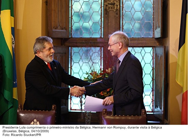 Presidente Lula cumprimenta o primeiro-ministro da Bélgica, Hermann von Rompuy, durante visita à Bélgica.