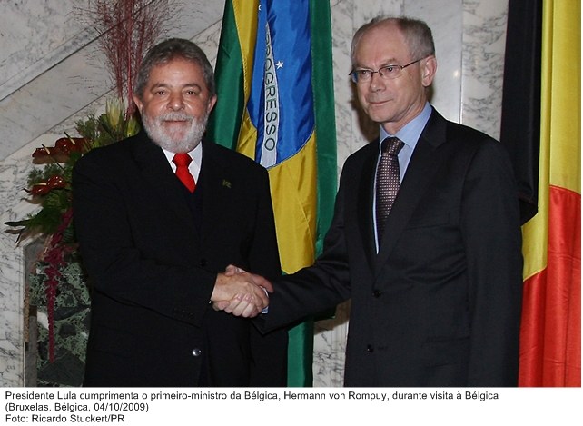 Presidente Lula cumprimenta o primeiro-ministro da Bélgica, Hermann von Rompuy, durante visita à Bélgica.
