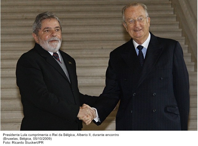Presidente Lula cumprimenta o Rei da Bélgica, Alberto II, durante encontro.